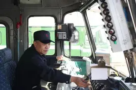 一位普通党员的奉献之歌图片