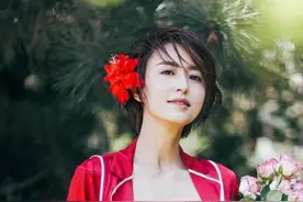 张蕾气质真不是吹的，红色睡衣风套装穿出高级范，美得不敢认图片