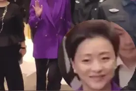 女大十八变！杨澜与女儿十指紧扣并肩同行，20岁吴所惧发量惊人图片