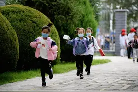 湖南一记者采访遇“高冷”女孩，犀利回答逗笑网友，堪称人间清醒图片