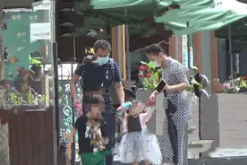 49岁王学兵携全家外出温馨甜蜜，与小15岁娇妻结婚7年恩爱如初图片