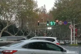 新版“红绿灯”现状，车主快哭了：2天扣了24分图片