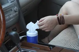 为啥有人喜欢在车里放一块湿巾？知道原因后，新手：果然是老司机图片