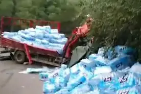 货车司机在北京昌平刹车失灵撞上护墙 撒了满地矿泉水图片