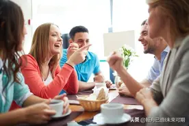 故事：人到中年，同学聚会能不去就别去，纯属浪费时间图片