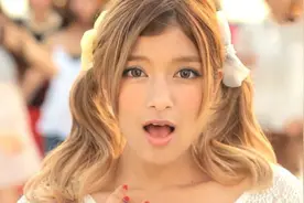 她拥有亚洲第一臀腿比例，穿吊带开叉裙秀美腿，身材瘦而不干图片