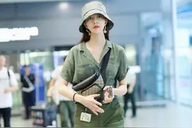 宋妍霏气质开挂，穿军绿色直筒裤搭配衬衫气场全开，女神范十足图片