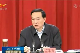 “断臂男孩”成新疆党委常委会议议题，自治区党委书记赴医院看望图片