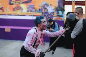 吓skr人！万圣节人太多！合肥一游乐园上演万圣惊魂图片