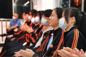 能站着的时候就不坐下，张定宇激励十一中学生敢于迎难而上图片