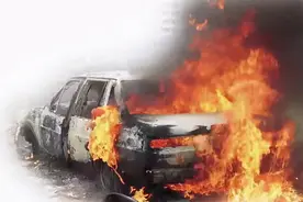 车载灭火器如何放置？车上放灭火器是安全还是危险，会被晒爆吗？图片