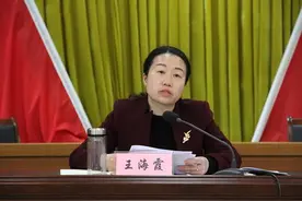 王海霞任英山县人民政府副县长、代理县长图片