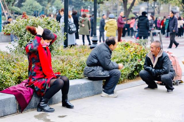 高手在民间，演出自娱自乐，洛阳周王城广场民间曲艺乐园