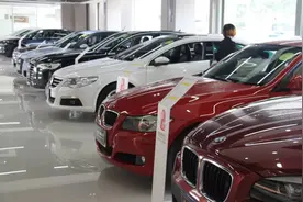 小伙花4万买二手保时捷，第二天洗车时，拆出12个GPS图片