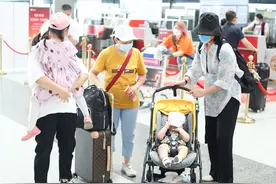 朱丹带儿女出行，俩助理随行依然亲自推婴儿车，二胎儿子软萌可爱图片