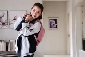 40岁宝妈穿女儿校服走红，古灵精怪青春洋溢：当年肯定是校花图片