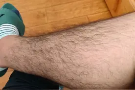 为什么有的男人腿毛旺盛，有的光秃秃？你该知道事实了图片