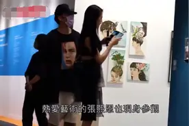 言承旭与前女友张熙恩聚餐，女方身材高挑瘦削，黑色露脐装很性感图片