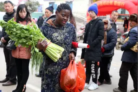 非洲姑娘嫁到河南农村6年，喜欢赶集，用河南话砍价，出门必化妆图片