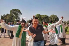 巴基斯坦姑娘去北京，到餐厅吃顿饭身上钱不够，好心老板给她免单图片