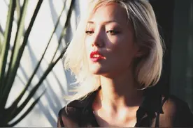 “螳螂女”：两位父亲去世，妈妈疯掉，兄长自杀，她依然负重前行图片