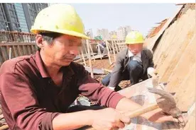 农民工饭馆吃大盘鸡吃出苍蝇，结过账后他说：把这张纸条给你妈妈图片