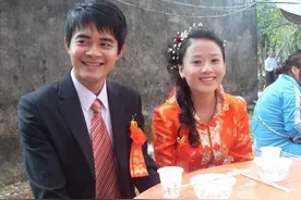 男子打工三年回家，妻子说没空来接，下车后沮丧到家，推开门愣了图片