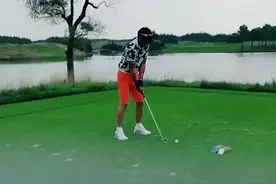 陈道明晚年痴迷高尔夫，花三千万买球场隔壁别墅，曾一天输上千万图片