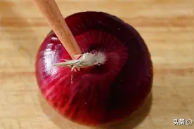 洋葱别当配菜，我家都这么吃，锅里油烧热，扔进一整颗洋葱图片