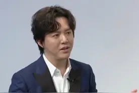 钢琴家李云迪直播授课，弹琴帅气且专业，却被网友调侃发胖了不少图片