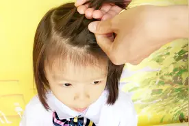 不长不短刘海，这么扎，好看又易学，长短头发都可以扎视频封面