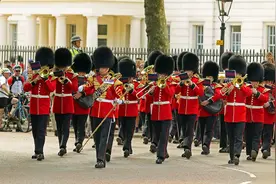 军装中的贵族：英国皇家卫队的红色制服，一件上衣就要五百英镑图片