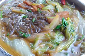 吃货追踪：这道东北大菜好吃又暖身，白菜炖粉条，家常菜美食图片