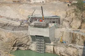 快看！白鹤滩建设者正在悬崖“雕刻”最美集鱼站图片
