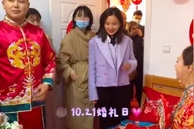 辛芷蕾回老家参加亲弟婚礼，打扮低调颜值突出，和新娘热聊感情好图片