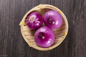 买洋葱时，紫皮和白皮选哪种？原来区别这么大，以后别再买错了图片