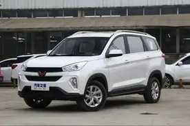 中控有大屏，还镶了钟表！大7座SUV，9万多顶配五菱宏光S3图片