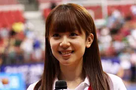 被戏称为“白斩鸡”的国足球员，嫩模娇妻、长腿校花却成标配图片