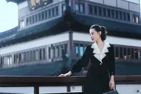 “体操女王”刘璇为中国队加油！穿牛仔裤劈叉，生娃后脸部圆润图片