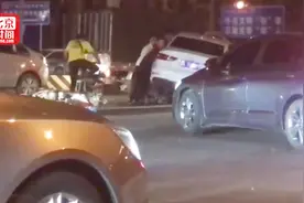 两车相撞电瓶车司机被压轿车底 路过市民合力抬车救人视频封面
