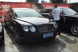 施工地来了三辆包工头百万车！车牌引起公愤，工人：不砸车都不行图片