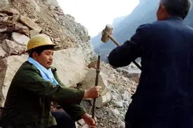 1975年战士撒了一个谎，22年后负债300万回乡修路：用牙啃也要修图片