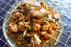 “白菜价”的鮟鱇鱼，搭配尖椒，加上这调料，炖出来给肉都不换图片