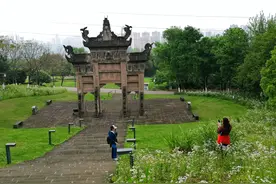 曲径幽深的小树林，阳光亲吻的大草坪，照母山森林公园在原地等你图片