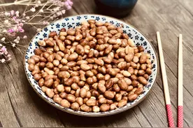 炸花生米，控制不好时间怎么办？多加“一物”，再也不担心炸糊了图片