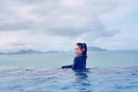 马苏可真“保守”，游泳都穿得一丝不露，纤腰翘臀却掩盖不住图片