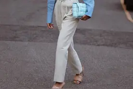 今夏小白鞋过时了，有跟的“平头鞋”更时尚，小个子穿舒适又显高图片