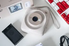 别人女友送我的情人节礼物开箱——Fujifilm SQ20拍立得Polaroid图片