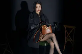 关晓彤越来越有女人味！穿豹纹搭配黑丝秀美腿，火辣又媚而不俗图片