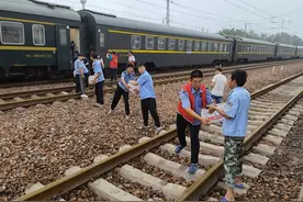 Z168列车在新郑被困旅客滞留，当地紧急组织送去2000份食品药物图片